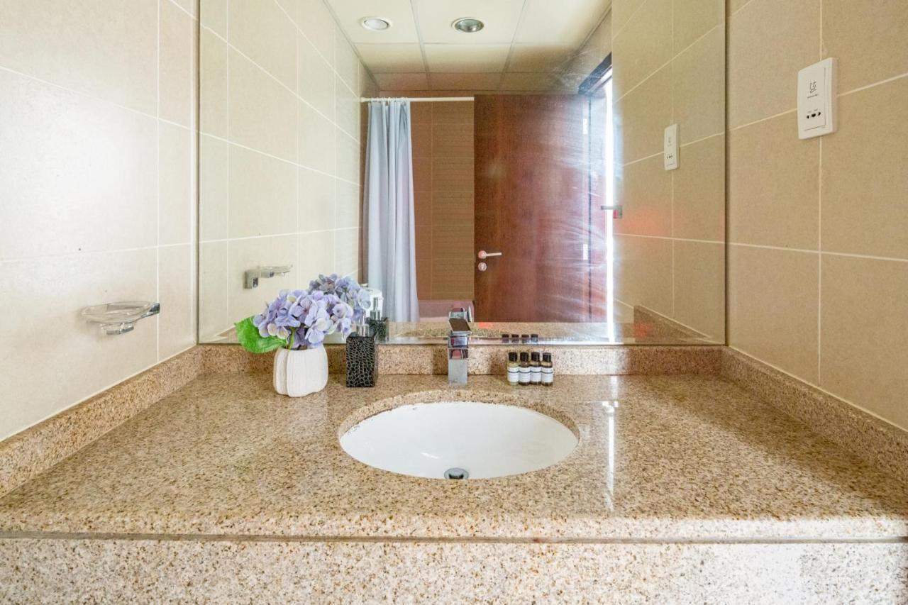 Frank Porter - Goldcrest Executive Apartment Дубай Екстериор снимка